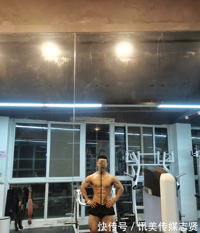 人鱼|肌肉小哥被迫营业,胸肌发达,人鱼线漂亮,太好看了!