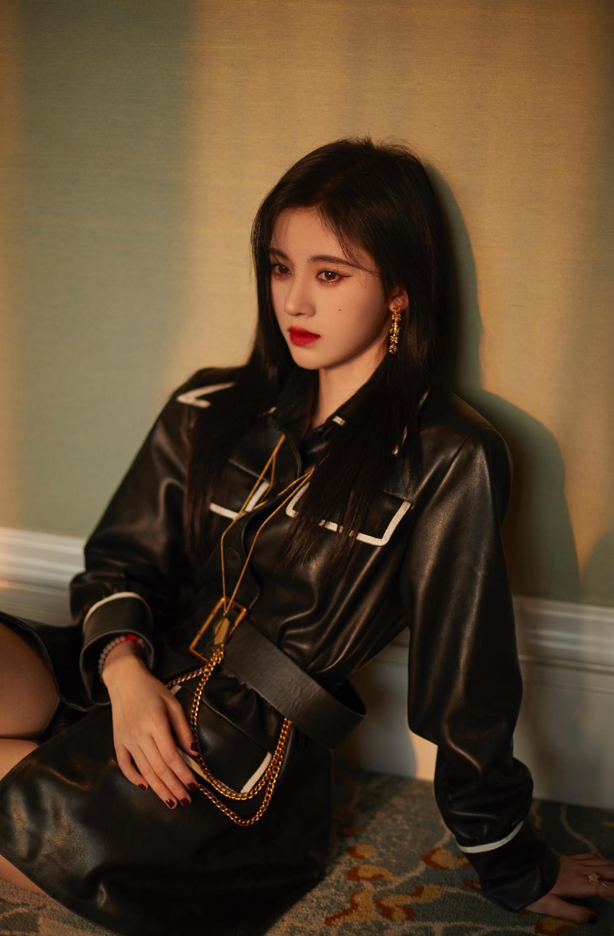 贵妇范|伏明霞“阿姨辈”最有贵妇范的，穿拼接连衣裙出席活动，高贵优雅