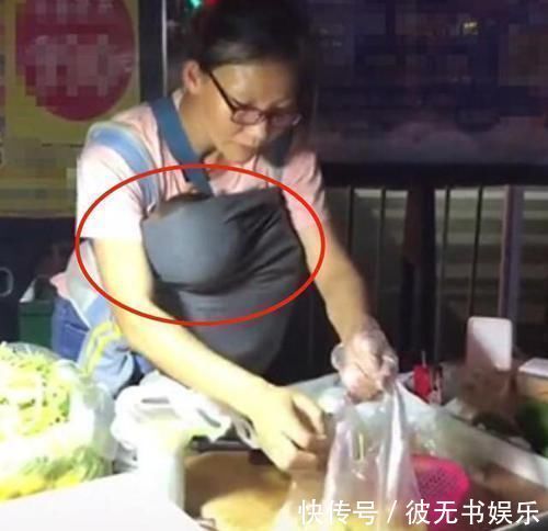 夜市|女摊主营业时胸口挂“布袋”，顾客走近一看后大喊：老板再来一份