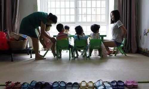 小朋友|小孩在这个年纪前最好别送幼儿园,不然爸妈就是在“坑娃”!