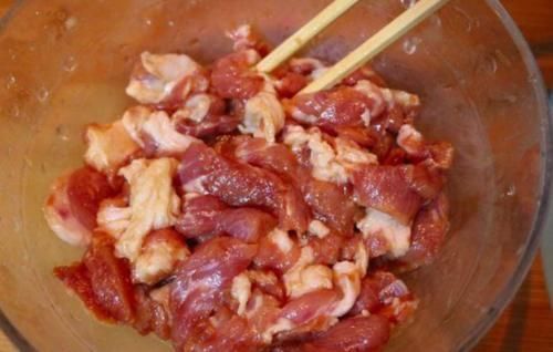 难怪猪肉那么香,还是将猪肉焯水去腥水,大厨,只要我们方法用对了