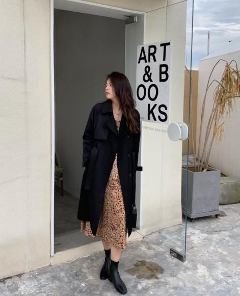 风衣穿得美不美，关键看内搭，早春选择这几款就对了