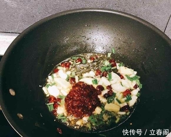 煮牛肉时,直接下锅煮是不对的,牢记两个诀窍,牛肉又软又烂