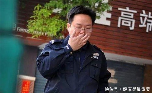 他是清华高材生，辞掉外企工作回老家当保安，同学再见时已认不出！