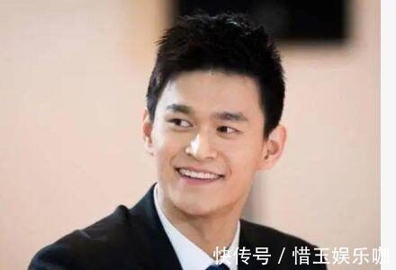 检查|孙杨带父亲去医院检查!被一群女粉讨要签名,个子太高拍照斜着站
