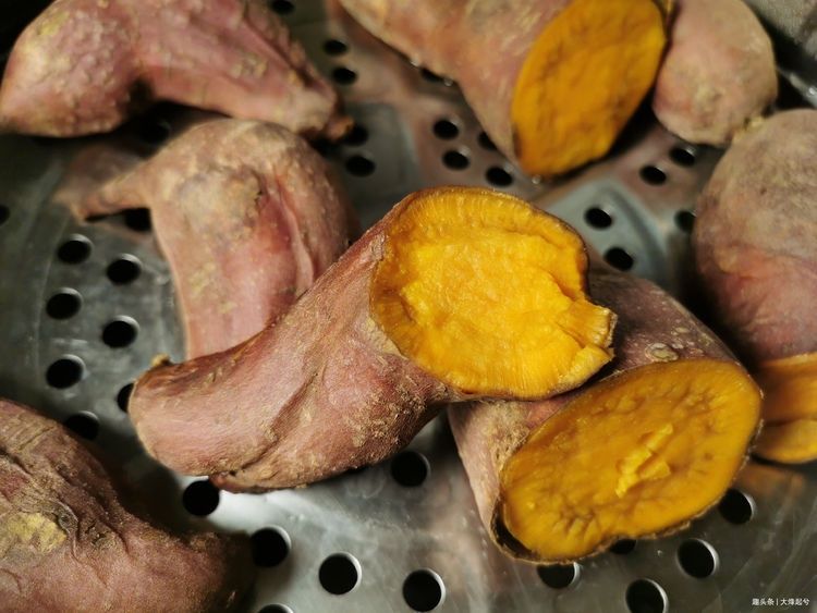 蒸红薯时,千万别直接上锅蒸,教你一招,个个流油,比烤红薯还香