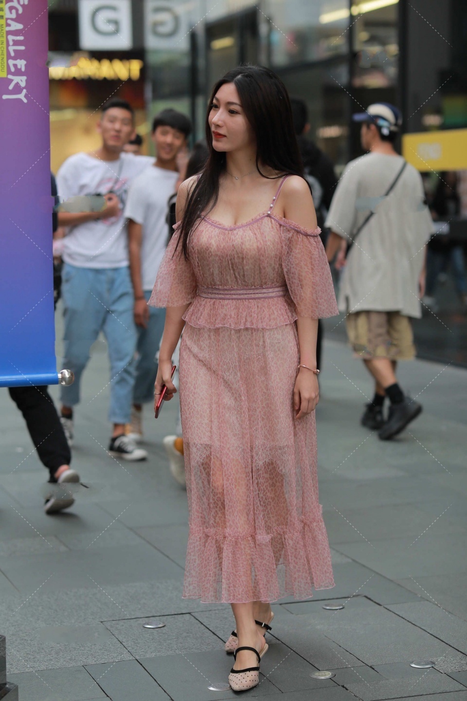 粉色|粉色网纱连衣裙,搭配珍珠肩带,仙女下凡也不过如此吧