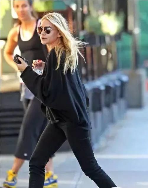 乍暖还寒的初春季节,黑毛衣怎么穿才不土?