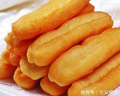 炸油条是有窍门的,掌握之后,做出酥脆蓬松的油条,健康美味省时