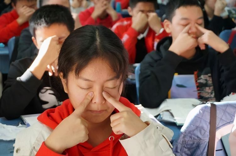 近视|越来越多孩子近视，要想自家娃不中招，家长做到以下4点