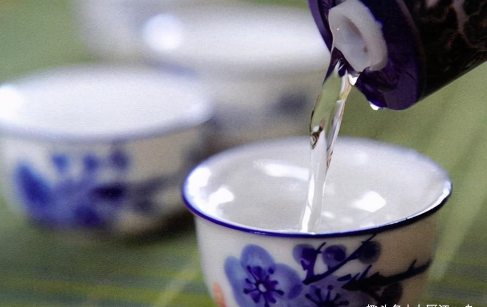 身上|买白酒时,别管什么牌子,酒瓶身上有“这行字”,全是纯粮好白酒