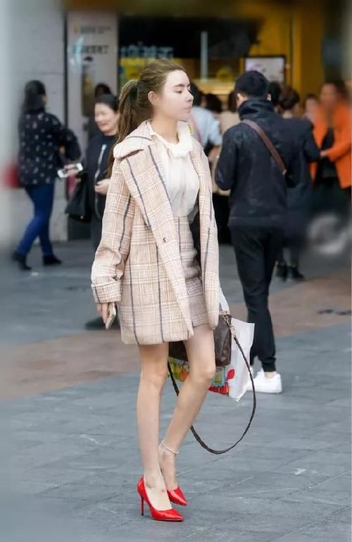 小姐姐脚上穿上一双尖头的白色高跟鞋,增添她的清新气质