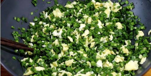 韭菜盒子这么做,薄皮大馅,简单一个步骤韭菜不出水,越吃越香