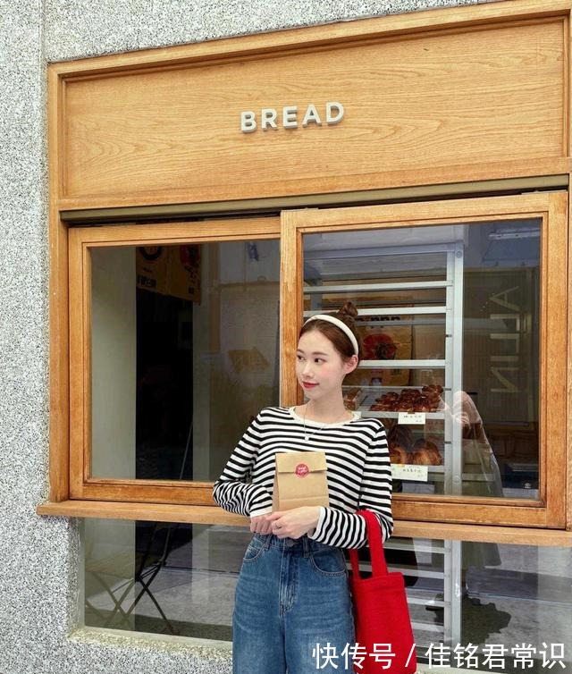 条纹 日系风格才是女性最爱的针织开衫搭配黑色长裤,确实很时髦!