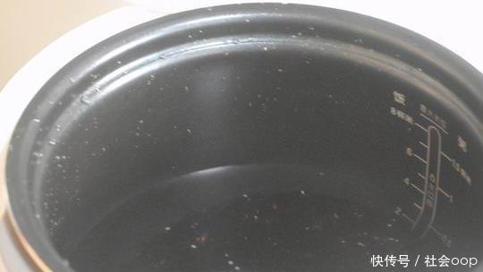 冬天多吃黑米补血比红枣强,蒸一蒸就上桌,细腻好消化,孩子最爱