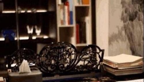 家居|看看演员陈数现实中的家,客厅的壁画很奇怪,书房的装饰很有品位