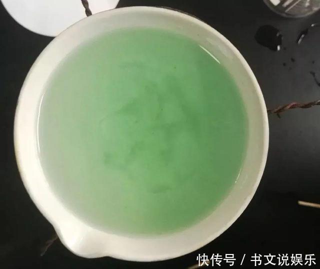 君子兰|花盆出现“大土块”,浇水摻上2种“东西”,30天松软、肥沃!