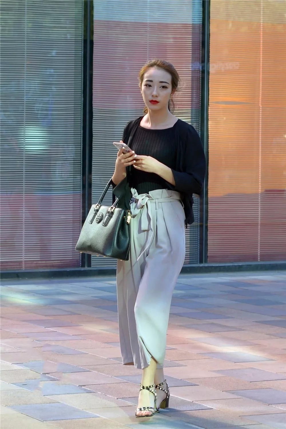 女性|街拍:职场女性搭配高跟鞋,气场时尚更有魅力