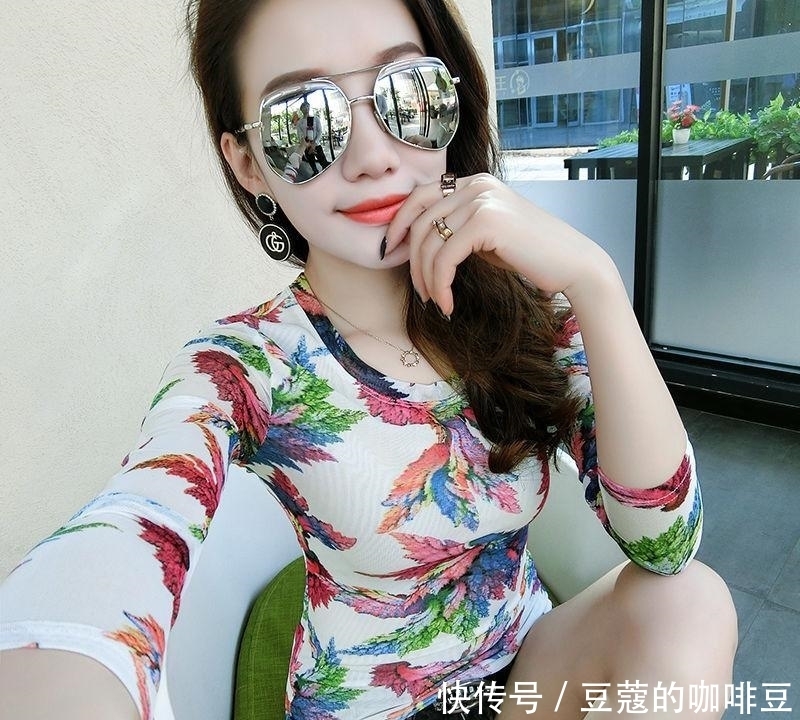 青春活力|街拍: 美女一袭长裙,展示高挑性感好身材,散发出青春活力气息