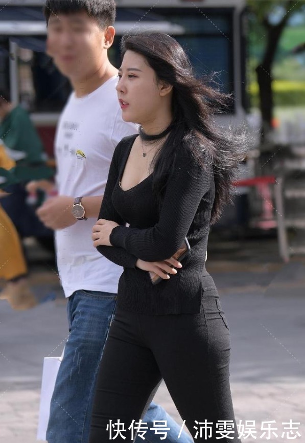 修身的裤子非常多,尤其是今年流行的小黑裤比瑜伽裤还显瘦洋气