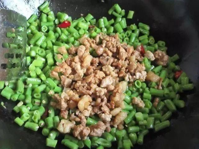  肉末豆角，清脆酸爽，开胃又解馋！