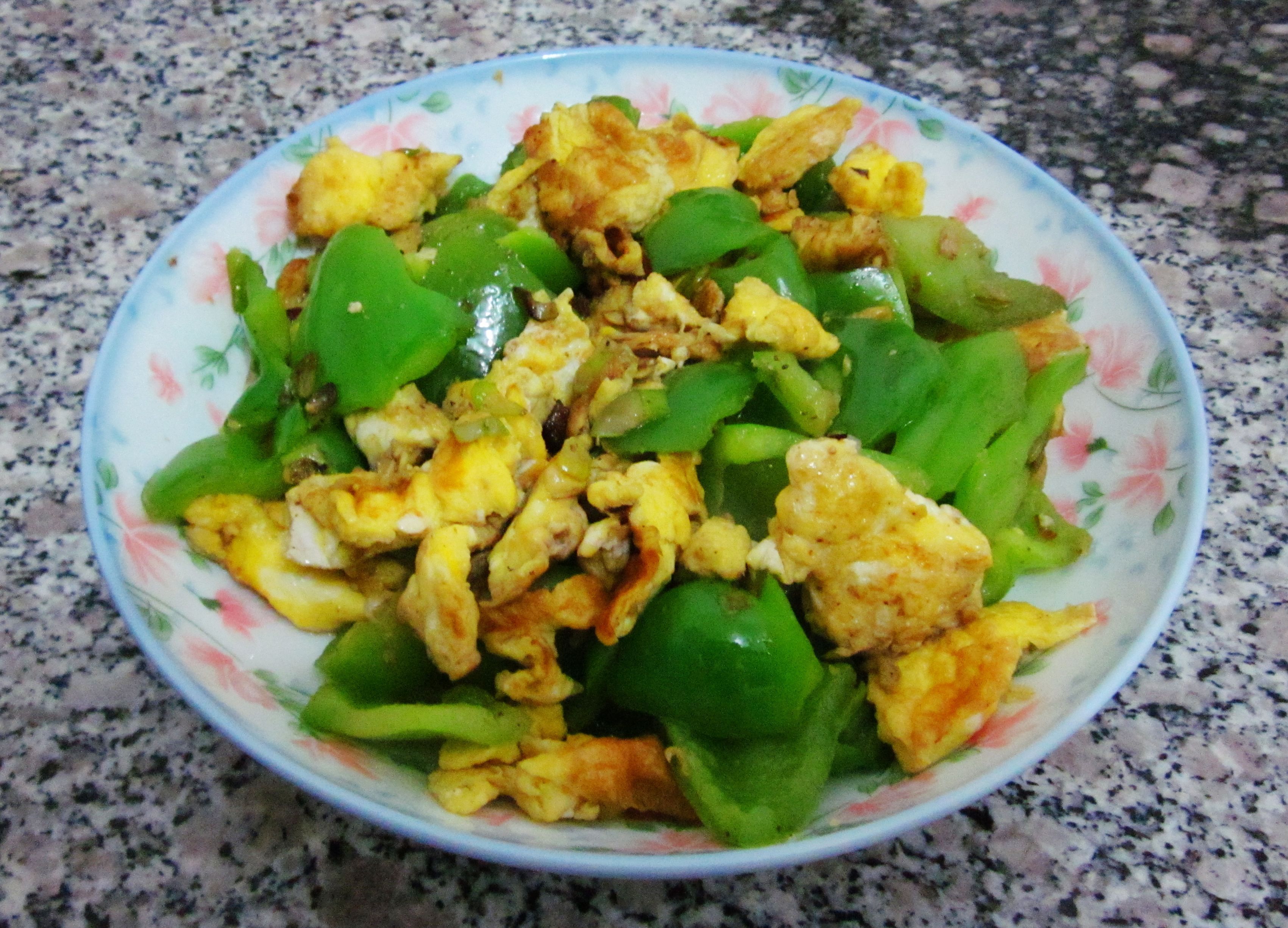 沙茶酱|青椒炒鸡蛋,先放鸡蛋,还是青椒很多人做错了,怪不得不好吃!
