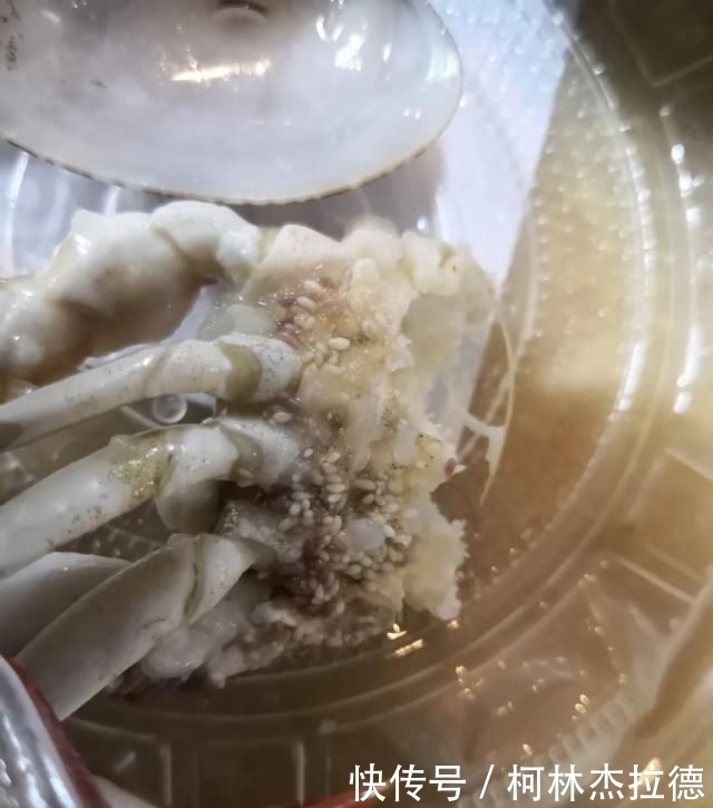 剥开|小伙吃大闸蟹,剥开一看直起鸡皮疙瘩!这是不是寄生虫?