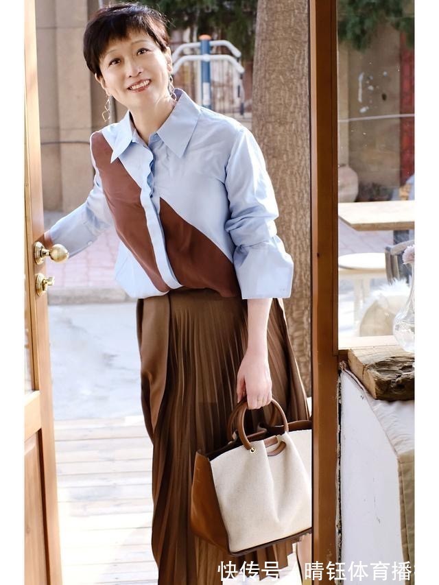 优雅 中年女性穿裙子怎么搭才好看?教你几招避开雷区,优雅时髦又减龄