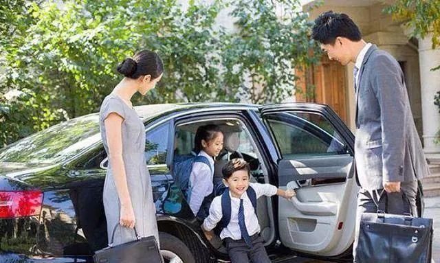 宝妈|家长开百万豪车接孩子放学,被骂炫富,怎么不去上贵族幼儿园