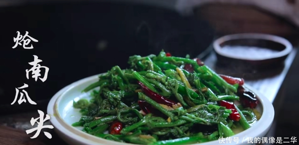 桌子|李子柒晒秋收家宴,吸引三千万人观看,满满一桌子的美味,太馋人