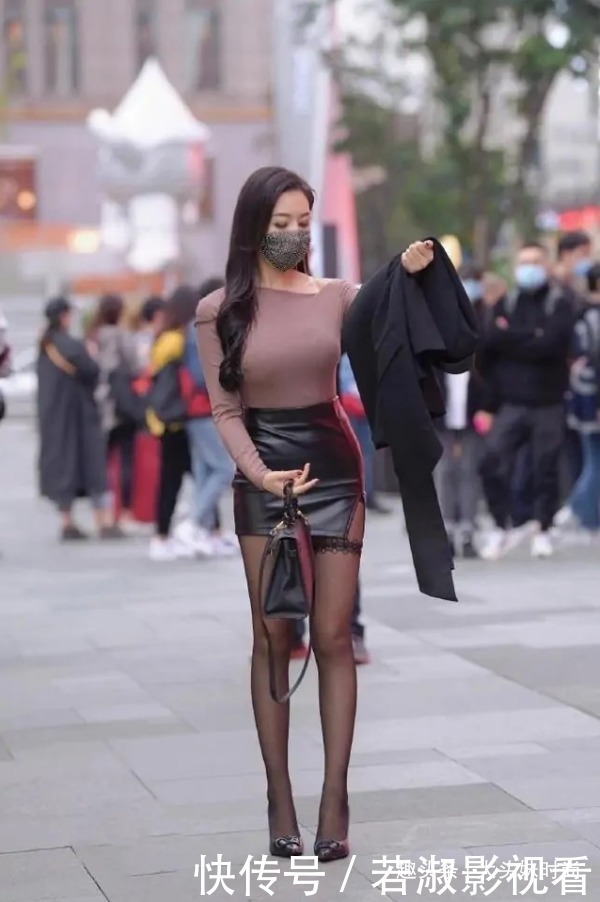 皮裙 斜肩上衣搭配黑色小皮裙,个性十足不失知性韵味,气质陡然爆棚!