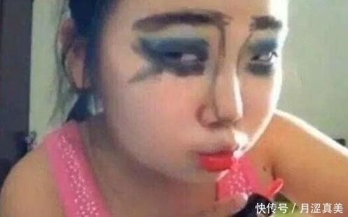 化妆品|3岁“超成熟女孩”偷偷化妆,妆后妈妈被狠狠惊艳,简直判若两人