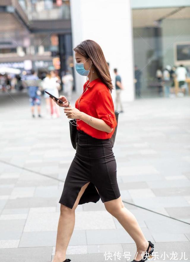 衬衣 红色衬衫搭配黑色半身裙,尽显职业范儿,优雅干练,高级感十足