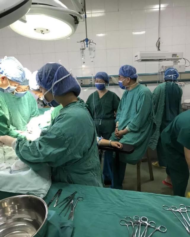 正在手术中的她，突然对医生喊道：我上不来气了，麻到脖子了