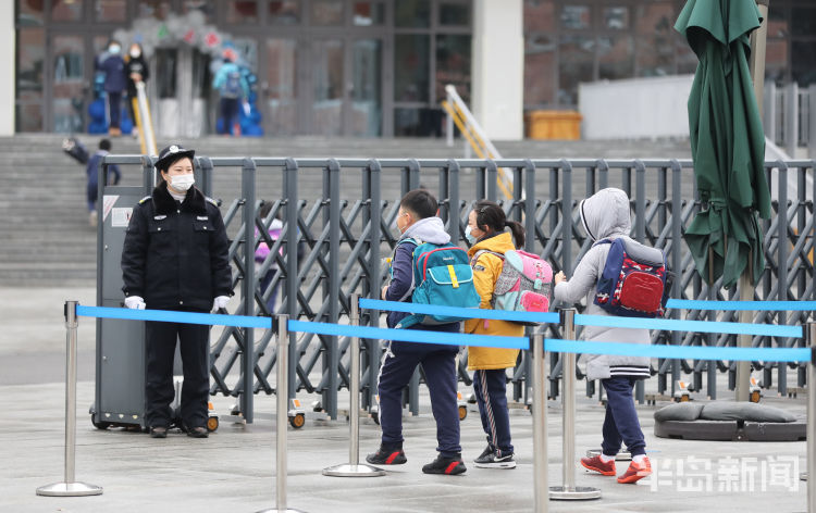 迎来新学期 青岛中小学生报到