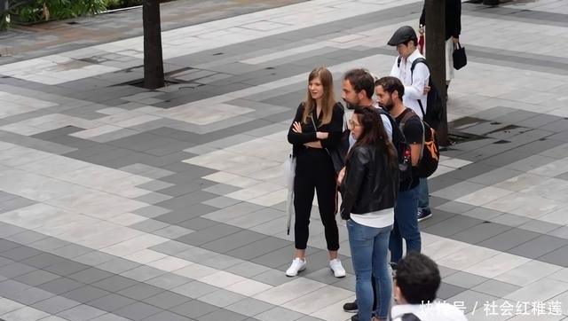 动漫《二连击妈妈》日本街头送福利，连外国友人都忍不住驻足观看