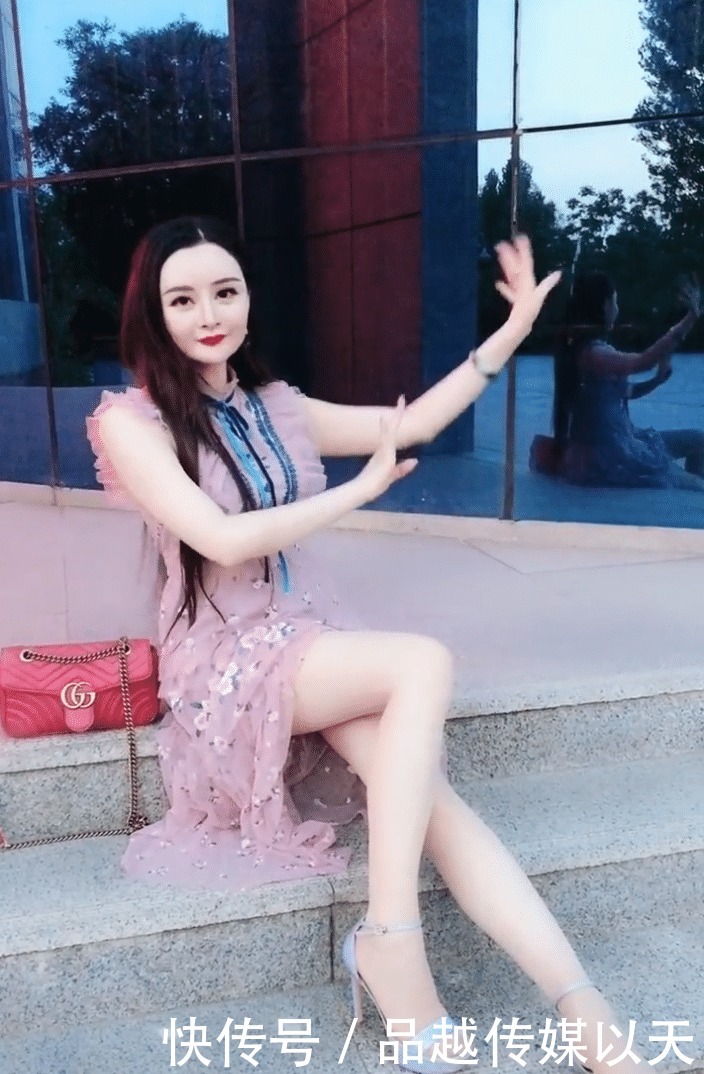 大自然|这美女不大自然,有点放不开