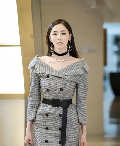 搭配 韩国“国宝级”女神李多熙 倾城容颜魔鬼身材 纯系穿搭高贵典雅