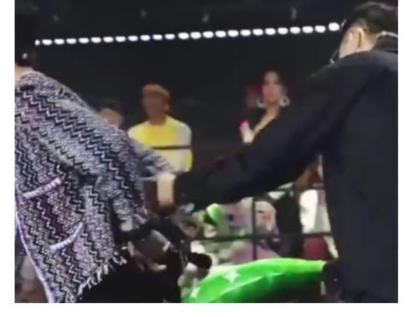 抱枕|王一博被抱枕“占便宜”?粉丝高呼:在外录节目要保护好自己