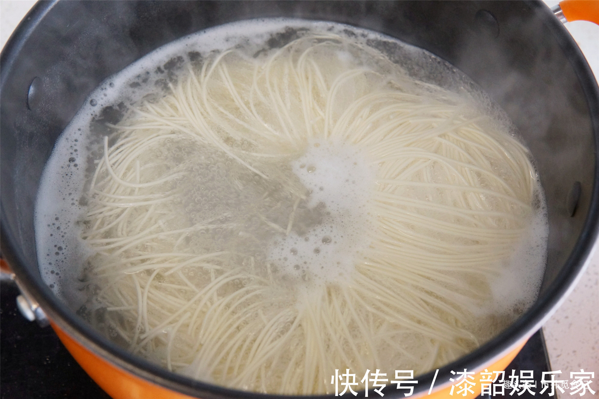 做葱油拌面,少用一味料,难怪不好吃,跟着黄磊做,吃的停不下来