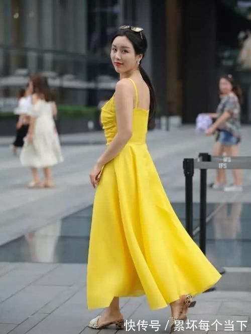 吊带连衣裙 黄色吊带连衣裙搭配白拖鞋,小姐姐既美又白,全身洋溢着优雅气质