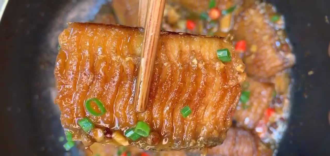 红烧带鱼，肉质鲜嫩骨粗刺少，口味香辣味美，兼具营养和美味