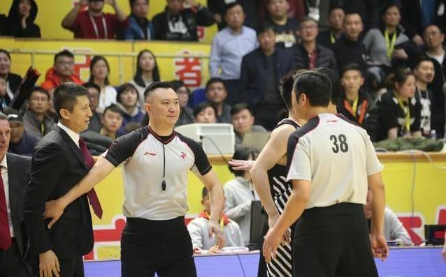 执法|CBA官宣裁判新政,闫军成焦点,杨鸣成输家,辽篮争冠又添堵