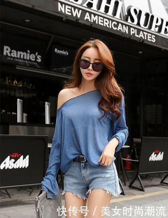蝙蝠衫搭牛仔短裤,波浪秀发优雅的披散着,散发着慵懒的独特韵味