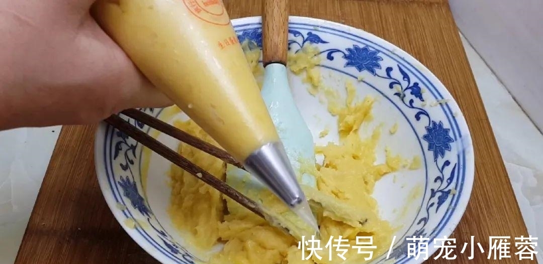 面粉不要烤面包了，教你简单一做，个个空心鼓泡，比吃蛋糕还过瘾