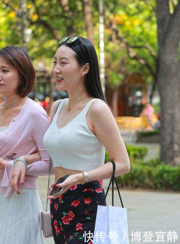 黄色打底上衣搭配深色短裙,美女的身材尽显!