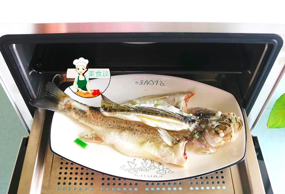 清蒸鱼|做清蒸鱼时,加蒸鱼豉油、加生抽都不对,老师傅教你正确做法