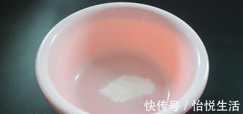 毛巾脏别再洗衣液洗, 洗的时候加一点它, 洗完毛巾就跟新的一样干净