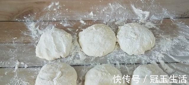 芝麻烧饼这样做真香,不揉不擀面,更不用调油酥,出锅一盘不够吃