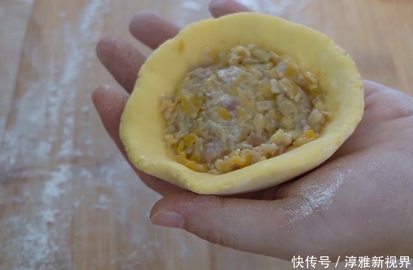 十足|用玉米面做菜饼子,外酥里软,馅料香味十足,我能吃5个,真解馋